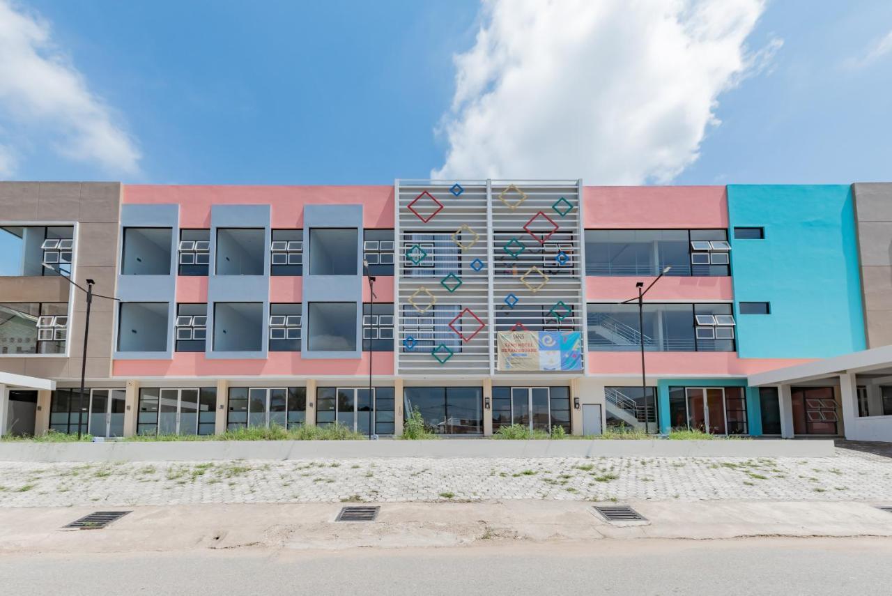 Sans Hotel Berau Square Tanjung Redep エクステリア 写真