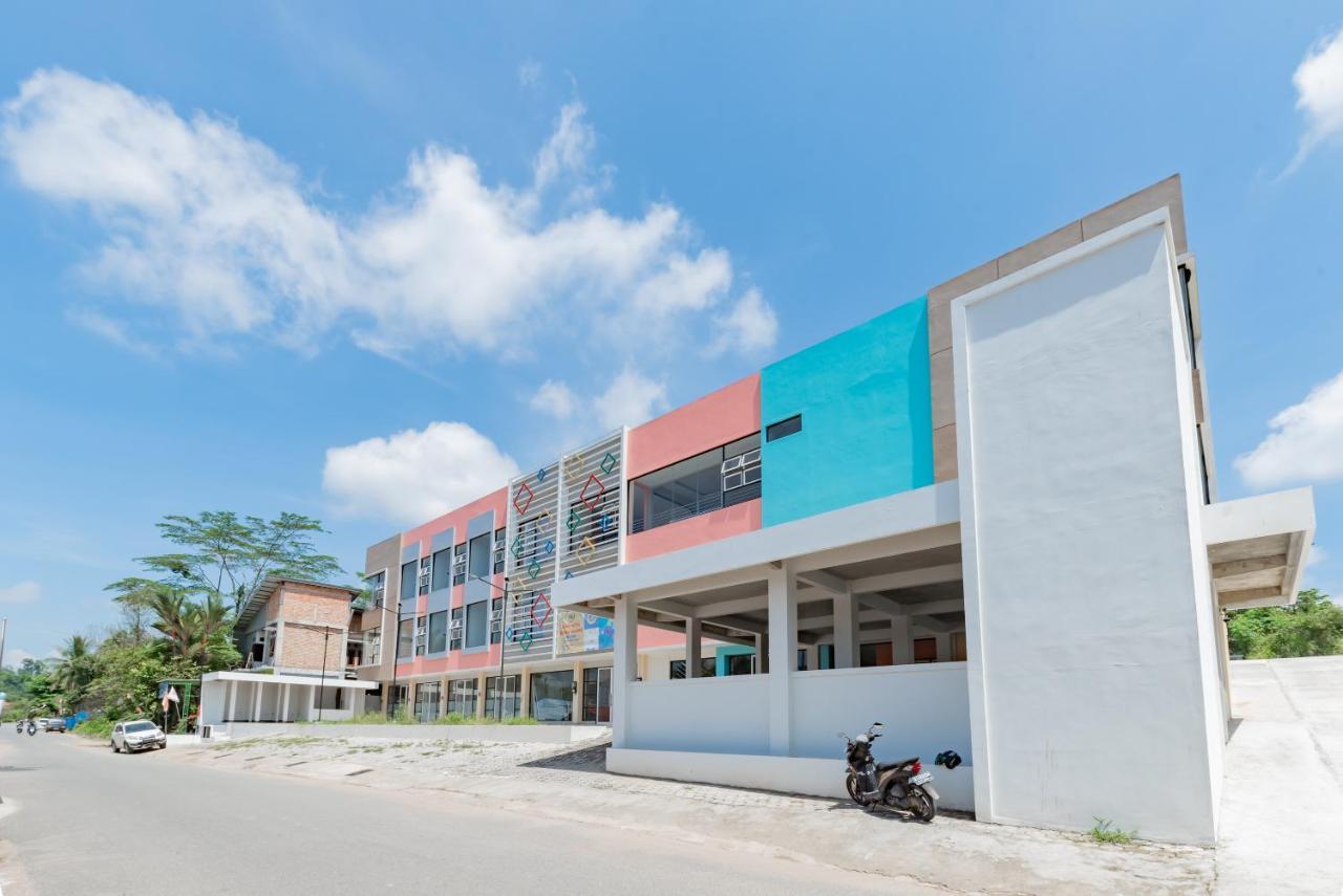 Sans Hotel Berau Square Tanjung Redep エクステリア 写真